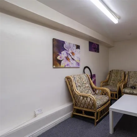 Rent this 3 bed apartment on Cross Cliff Road in Leeds, LS6 2AX