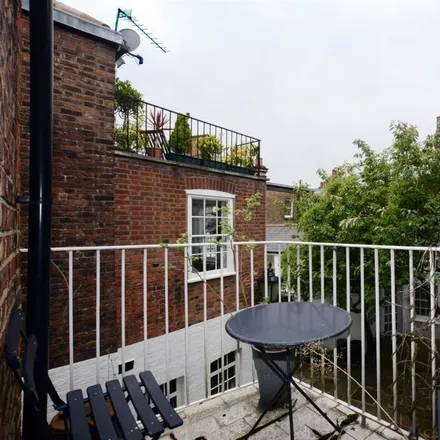 Rent this 2 bed house on Knight Frank in Golden Yard, London