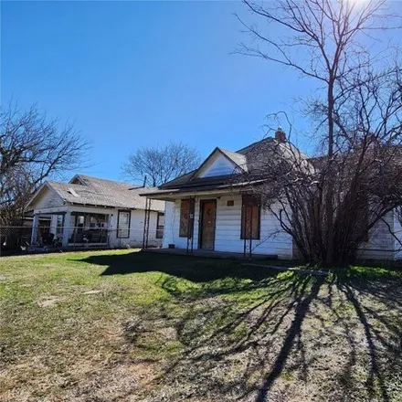 Buy this 3 bed house on 932 Southwest Summit Avenue in Lawton, OK 73501
