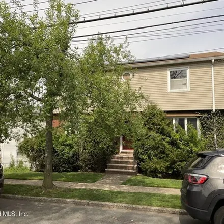 Buy this 3 bed house on 1035 West Fingerboard Road in New York, NY 10304
