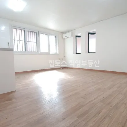 Rent this studio apartment on 서울특별시 송파구 송파동 91-6