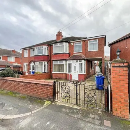 Rent this 3 bed duplex on Clifton Crescent in Doncaster, DN2 5NJ