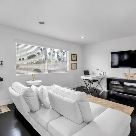 Rent this 1 bed apartment on 872 4th Court in Santa Monica, CA 90403