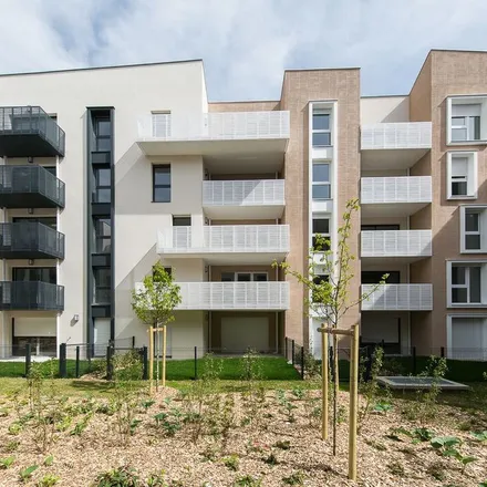 Rent this 3 bed apartment on 33 Rue du Général de Gaulle in 77000 Melun, France
