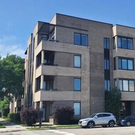 Rent this 2 bed condo on 2409 West Catalpa Avenue in Chicago, IL 60625