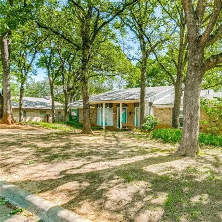 Image 2 - 2217 Oak Hill Drive, Bedford, TX 76022, USA - House for sale