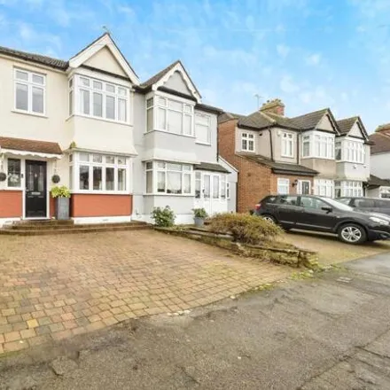 Buy this 3 bed duplex on The Avenue in London, RM12 4JJ