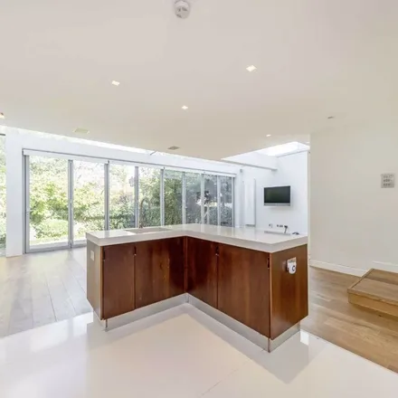 Rent this 6 bed apartment on St John's Wood Road in London, NW8 7HN