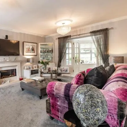 Image 3 - Oakland Place, London, IG9 5JZ, United Kingdom - House for sale