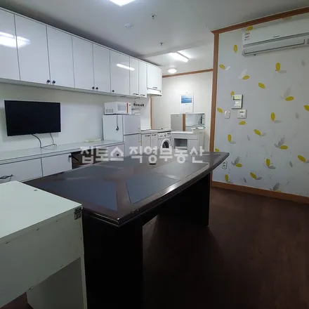 Rent this studio apartment on 서울특별시 관악구 봉천동 1567-8