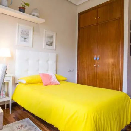Rent this 3 bed apartment on Edificio Museoalde in Alameda Mazarredo / Mazarredo zumarkalea, 22