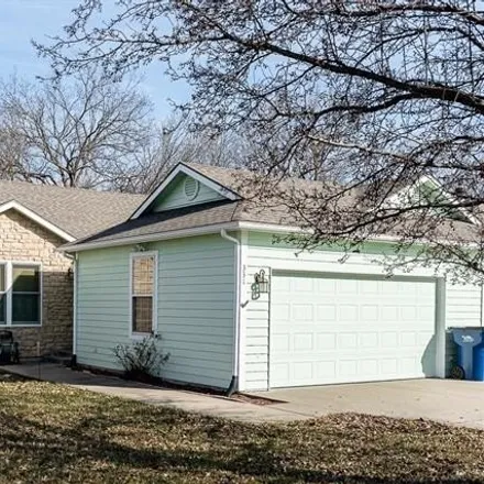 Buy this 3 bed townhouse on 327 East 12th Street in Tonganoxie, KS 66086