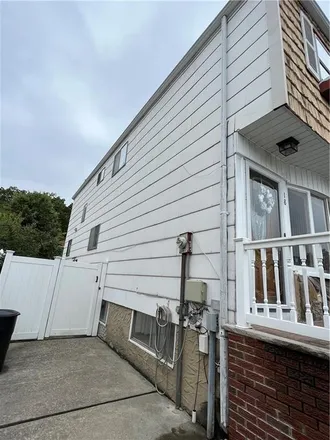 Image 2 - 18 Mulberry Avenue, New York, NY 10314, USA - House for sale