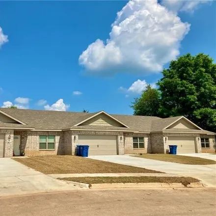 Rent this 3 bed house on 1435 Kay Lynn Circle in Pea Ridge, AR 72751