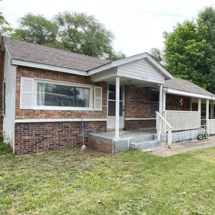 Buy this 2 bed house on 3215 West Madison Street in Springfield, MO 65802