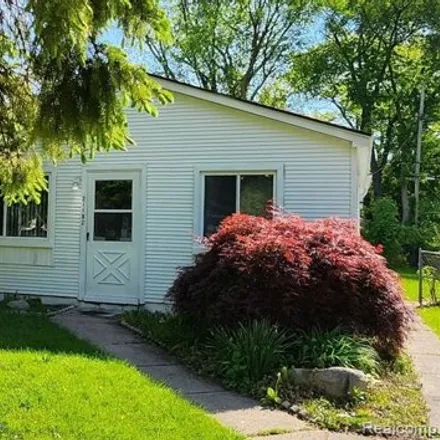 Rent this 3 bed house on 21228 Poinciana Street in Southfield, MI 48033