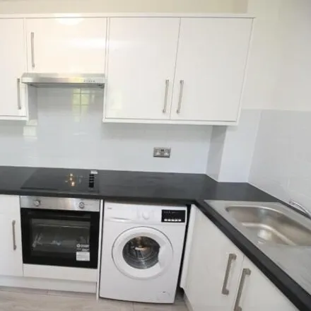 Image 3 - Danetree Close, Ewell, KT19 9SU, United Kingdom - Townhouse for rent