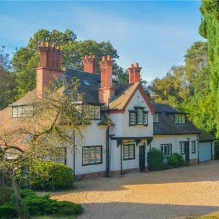 Buy this 6 bed house on Fleet Hill in Finchampstead, RG40 4RR