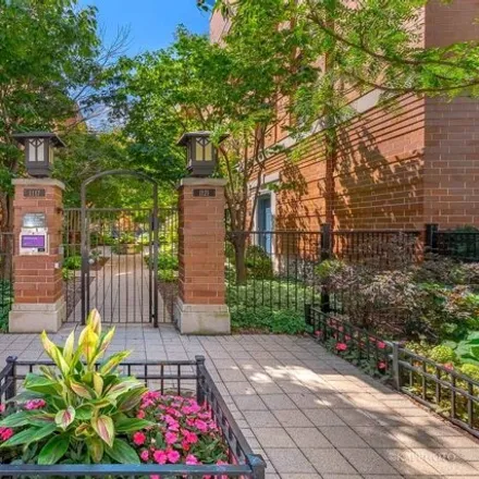 Buy this 3 bed house on Chelsea Townhomes in 1107 - 1153 West Monroe Street, Chicago