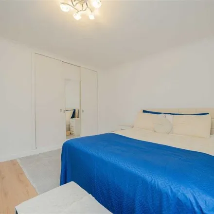 Rent this 3 bed apartment on Devonport in 23 Southwick Street, London