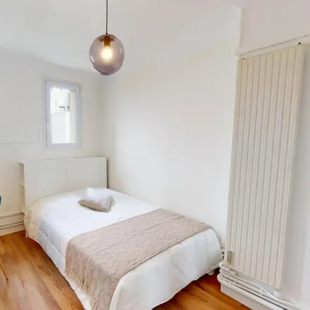 Rent this 5 bed room on 8 Rue de la Crèche in 75017 Paris, France