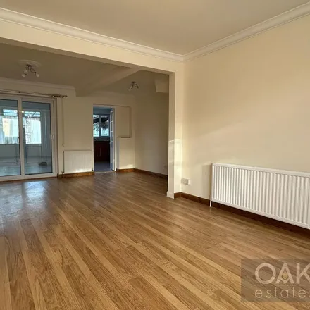 Image 2 - Mapleton Crescent, Enfield Wash, London, EN3 5RB, United Kingdom - Townhouse for rent