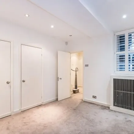 Rent this 4 bed apartment on Symons Street in London, SW3 2RP