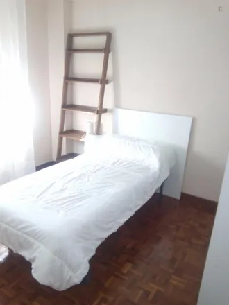 Rent this 3 bed room on Madrid in Calle Islas Cíes, 34
