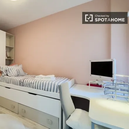 Rent this 4 bed room on O' toxo verde in Carrer de la Independència, 360