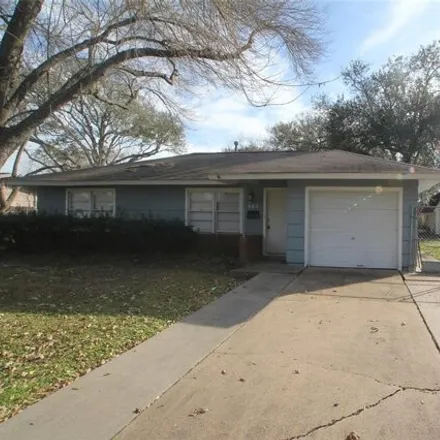 Rent this 3 bed house on 459 20th Avenue North in Texas City, TX 77590
