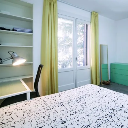 Rent this 5 bed room on Carrer d'Ausiàs Marc in 13, 08010 Barcelona