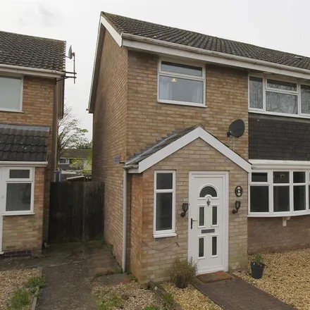 Rent this 3 bed townhouse on Cooper Court in Woodthorpe, LE11 2PP