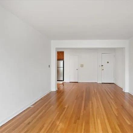 Image 5 - 325 East 201st Street, New York, NY 10458, USA - Apartment for sale