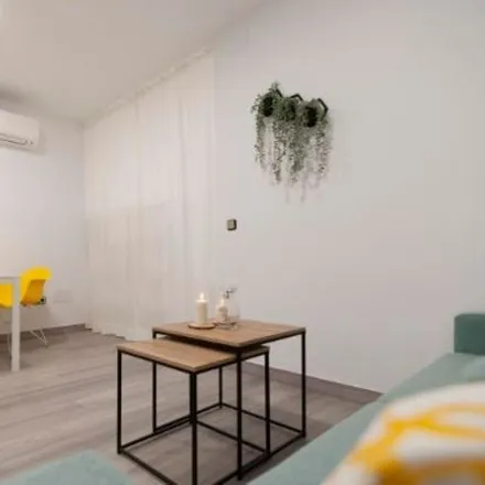 Image 4 - Calle Fuente del Berro, 15, 28009 Madrid, Spain - Apartment for rent