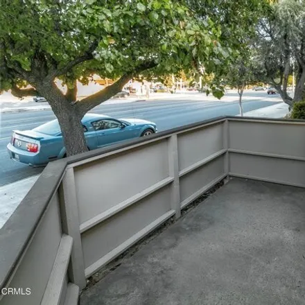 Image 3 - 7225 Shoup Avenue, Los Angeles, CA 91307, USA - Townhouse for sale