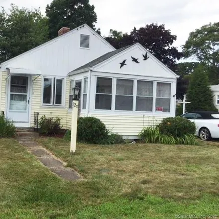 Rent this 3 bed house on 4 North Lee Road in Giants Neck, East Lyme