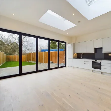 Rent this 5 bed townhouse on Hillside in London, NW9 0NE