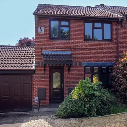 Rent this 3 bed duplex on Drovers Way in Stoke Pound, B60 3PR