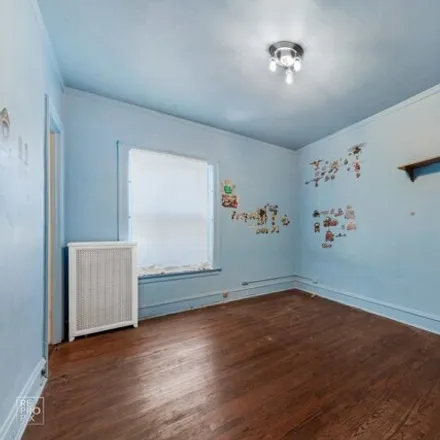 Image 8 - 2229 East 70th Place, Chicago, IL 60649, USA - House for sale
