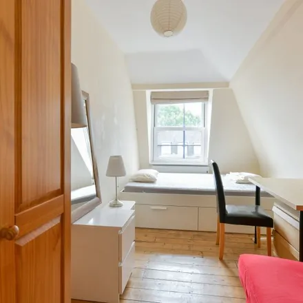 Rent this 4 bed room on 14 Dagmar Terrace in Angel, London