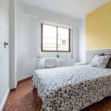 Rent this 5 bed room on Carrer del Pintor Vilar in 22, 46010 Valencia