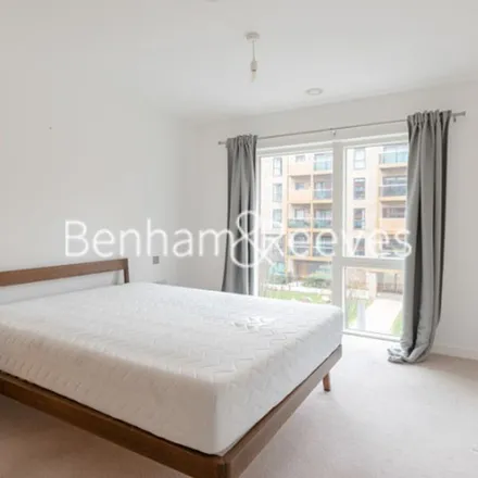Image 9 - Beaufort Drive, London, NW11 6BS, United Kingdom - Apartment for rent