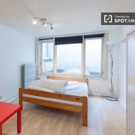 Rent this 3 bed room on Place Raymond Blyckaerts - Raymond Blyckaertsplein in 1050 Ixelles - Elsene, Belgium