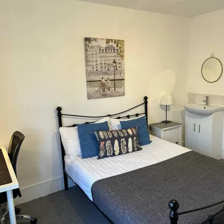 Rent this 1 bed room on Springfield Road in Guildford, GU1 4DW