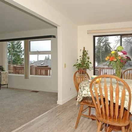 Image 8 - 4198 163rd Avenue Southeast, Cougar Hills, Bellevue, WA 98006, USA - House for sale