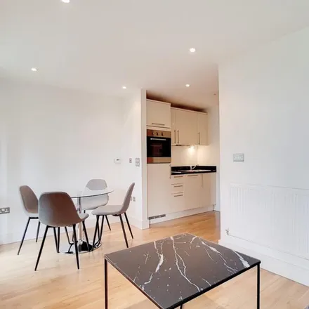 Rent this studio apartment on 35 Lincoln Plaza in Millwall, London