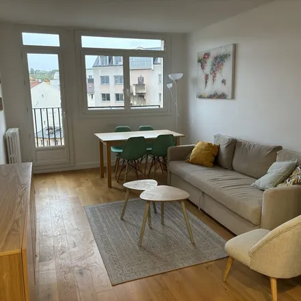 Rent this 3 bed apartment on 53 Rue Marcel Miquel in 92130 Issy-les-Moulineaux, France