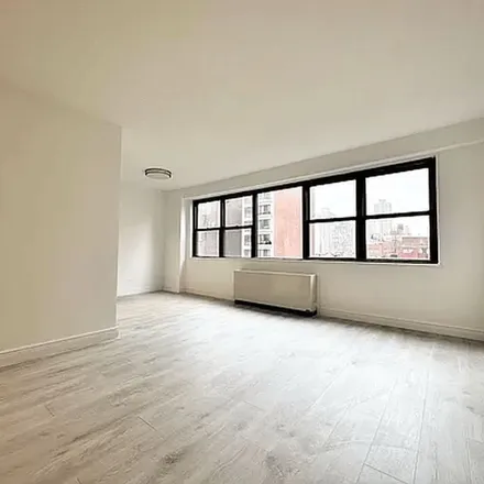 Rent this 3 bed apartment on 250 East 87th Street in New York, NY 10028