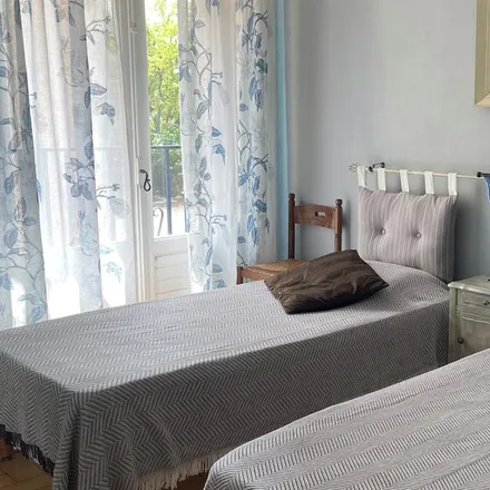 Rent this 3 bed apartment on Moux in La Bade-, Rue Prosper Mestre Huc