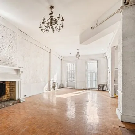 Image 2 - 325 East 14th Street, New York, NY 10003, USA - House for sale
